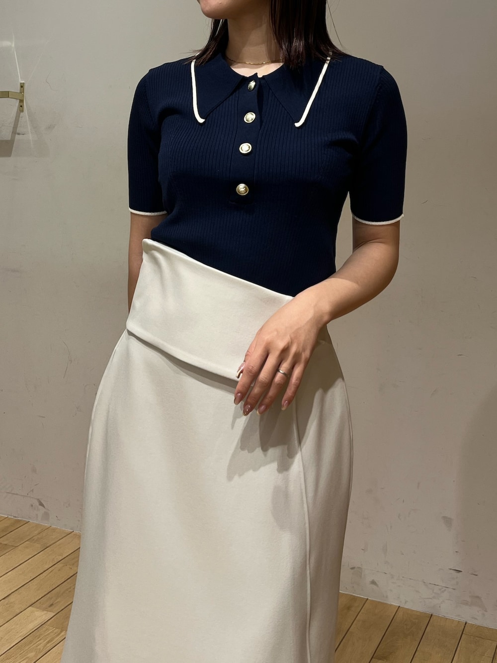 ホワイト系のスカート、ホワイト系のサンダル、ブルー系のニット/セーターを着用したレディースの春コーディネートの4枚目の写真