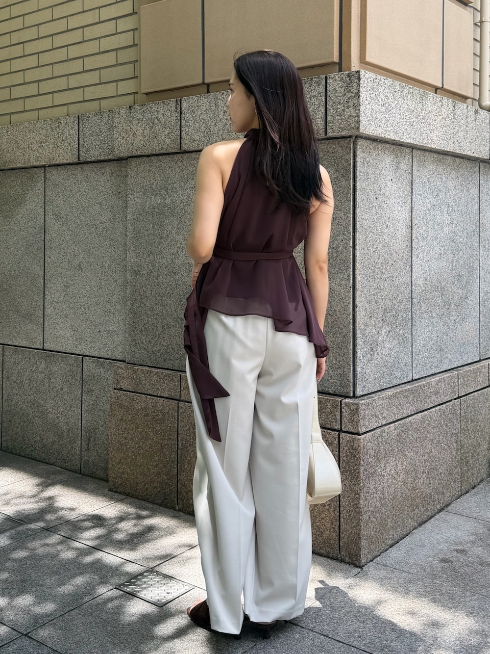 ホワイト系のその他パンツ、ブラウン系のシャツ/ブラウス、ホワイト系のハンドバッグを着用したレディースの夏コーディネートの3枚目の写真