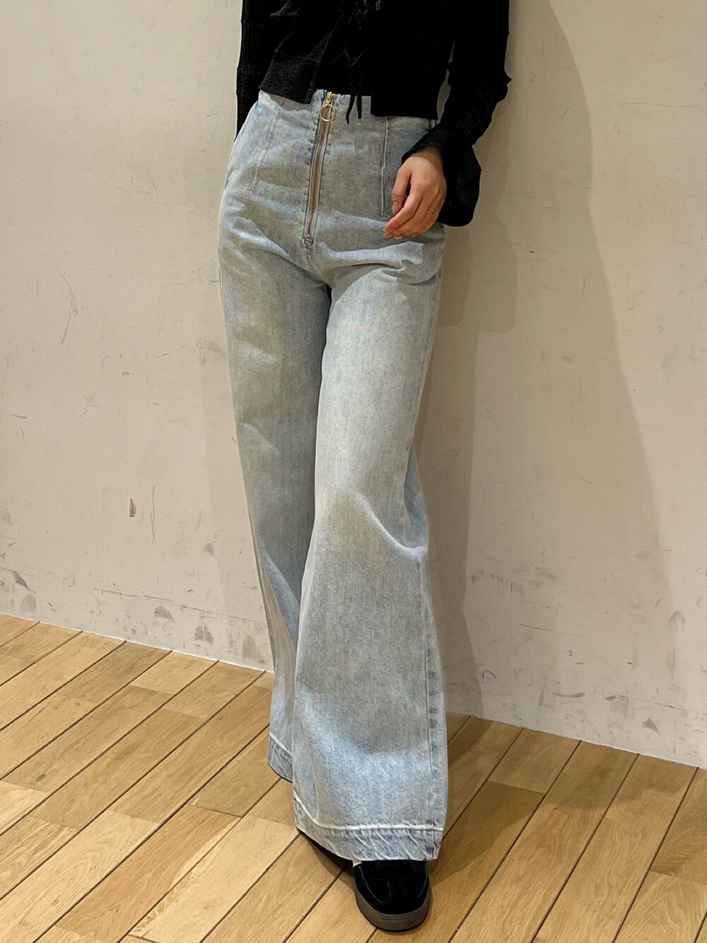 ブルー系のデニムパンツ、ブラック系のスニーカー、ブラック系のカーディガン/ボレロを着用したレディースの春コーディネートの6枚目の写真