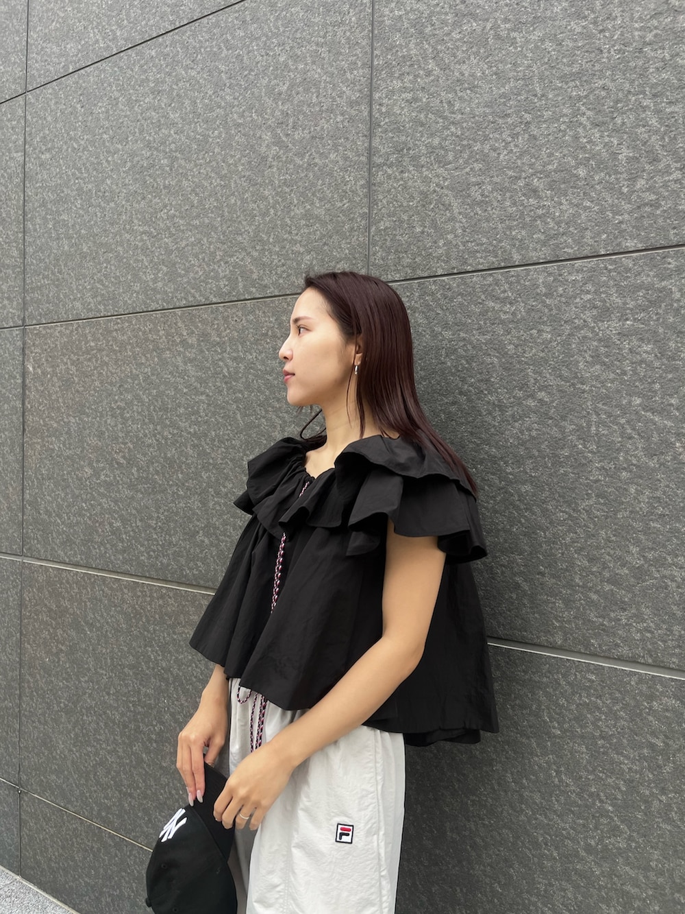 ブラック系のシャツ/ブラウス、ベージュ系のその他パンツを着用したレディースの冬コーディネートの5枚目の写真