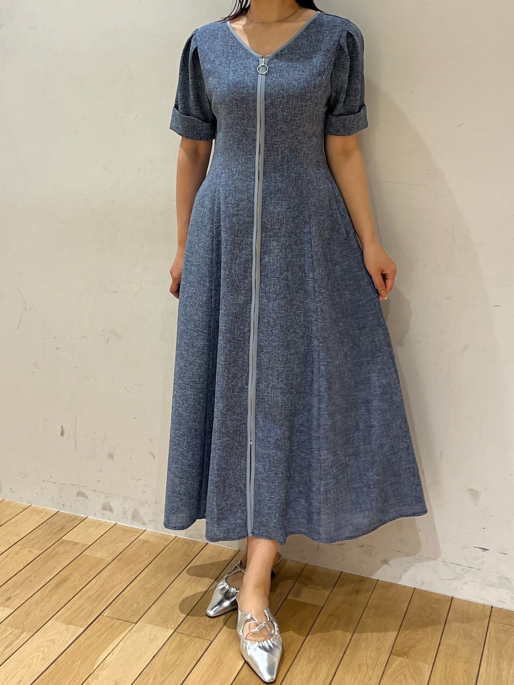 ブルー系のワンピース、シルバー系のサンダル、シルバー系のネックレスを着用したレディースの春コーディネートの4枚目の写真