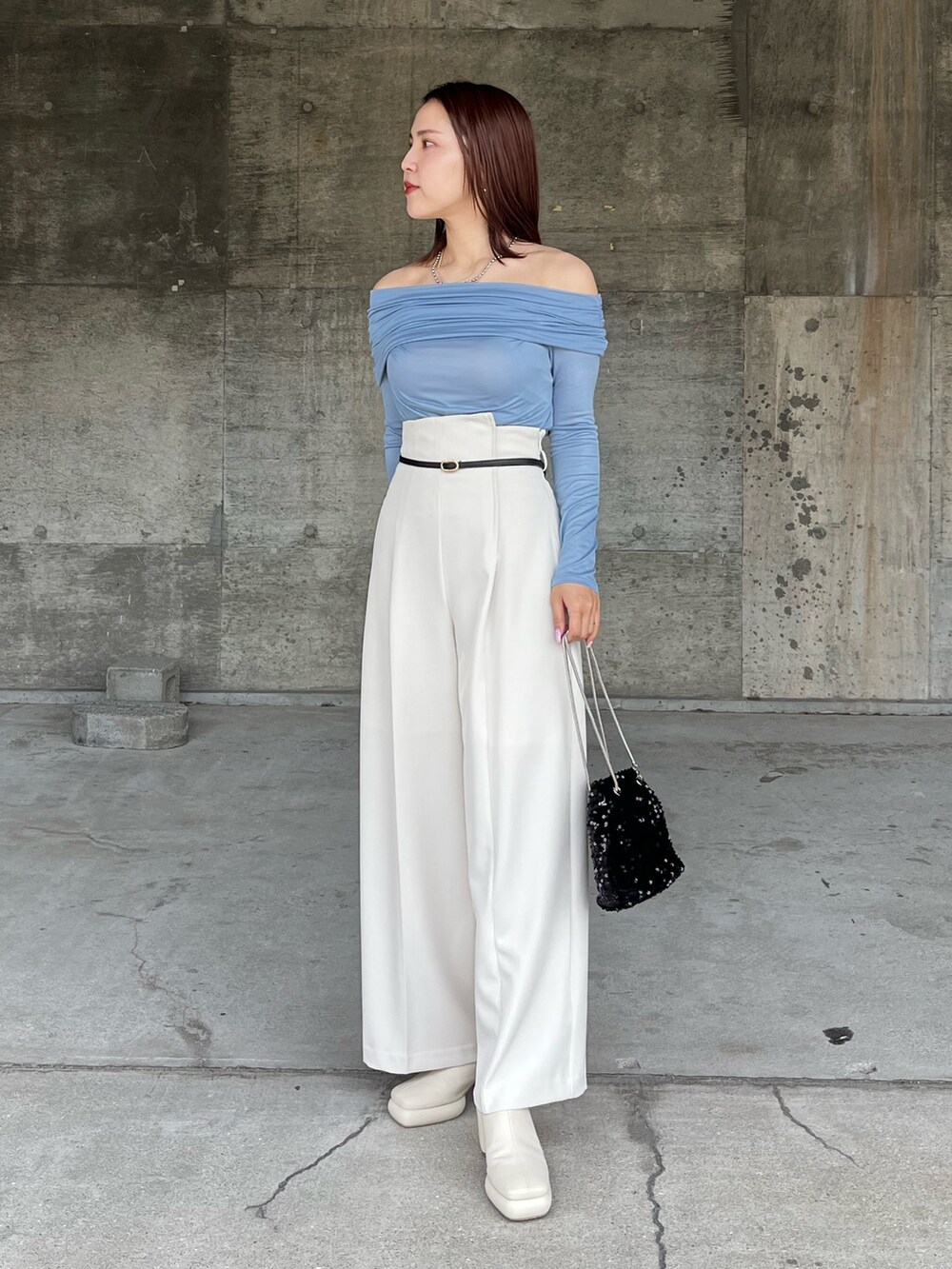 ホワイト系のその他パンツ、ブルー系のTシャツ/カットソー、ホワイト系のサンダルを着用したレディースの春コーディネートの2枚目の写真