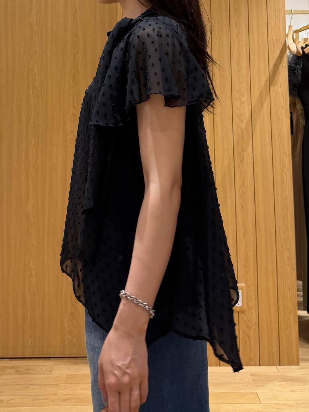 ブルー系のデニムパンツ、ブラウン系のサンダル、ブラウン系のハンドバッグを着用したレディースの春コーディネートの5枚目の写真