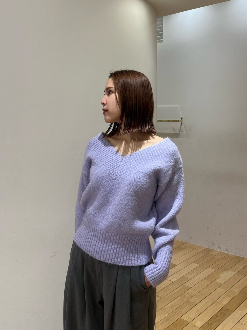 パープル系のニット/セーター、グレー系のその他パンツ、シルバー系のブーツを着用したレディースの冬コーディネートの4枚目の写真