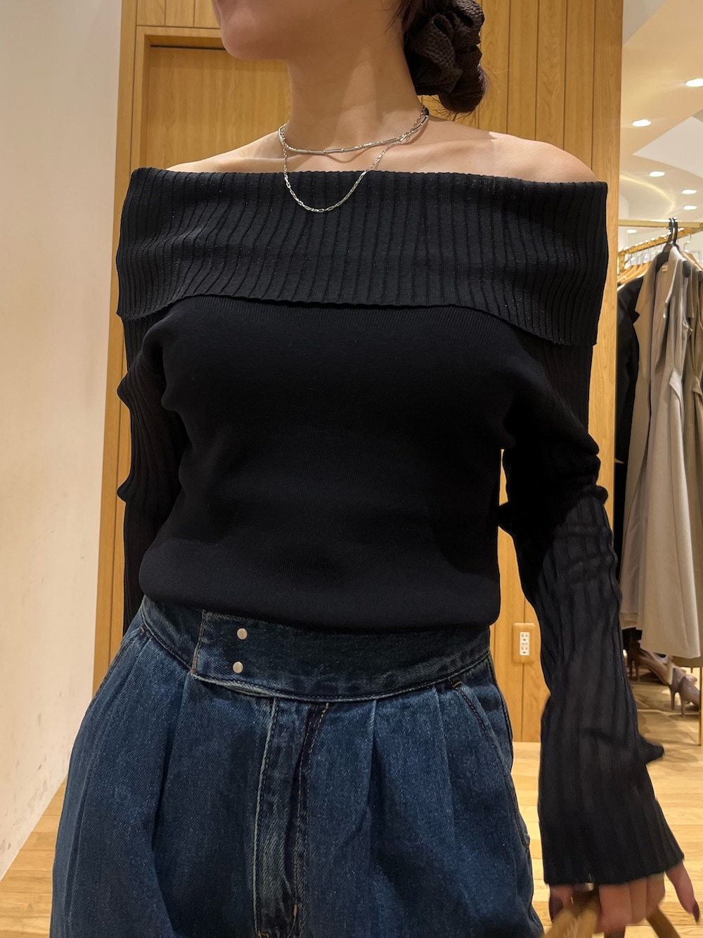 ブラウン系のパンプス、ブラウン系のハンドバッグ、ブルー系のデニムパンツを着用したレディースの秋コーディネートの4枚目の写真