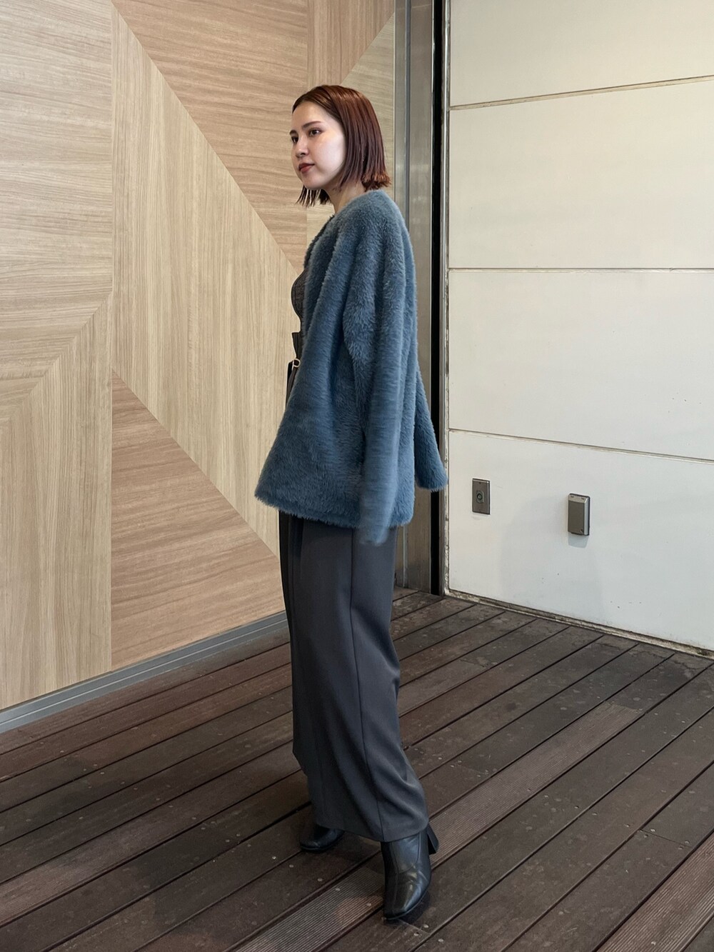グレー系のカーディガン/ボレロ、グレー系のその他パンツ、ブラック系のニット/セーターを着用したレディースの秋コーディネートの2枚目の写真