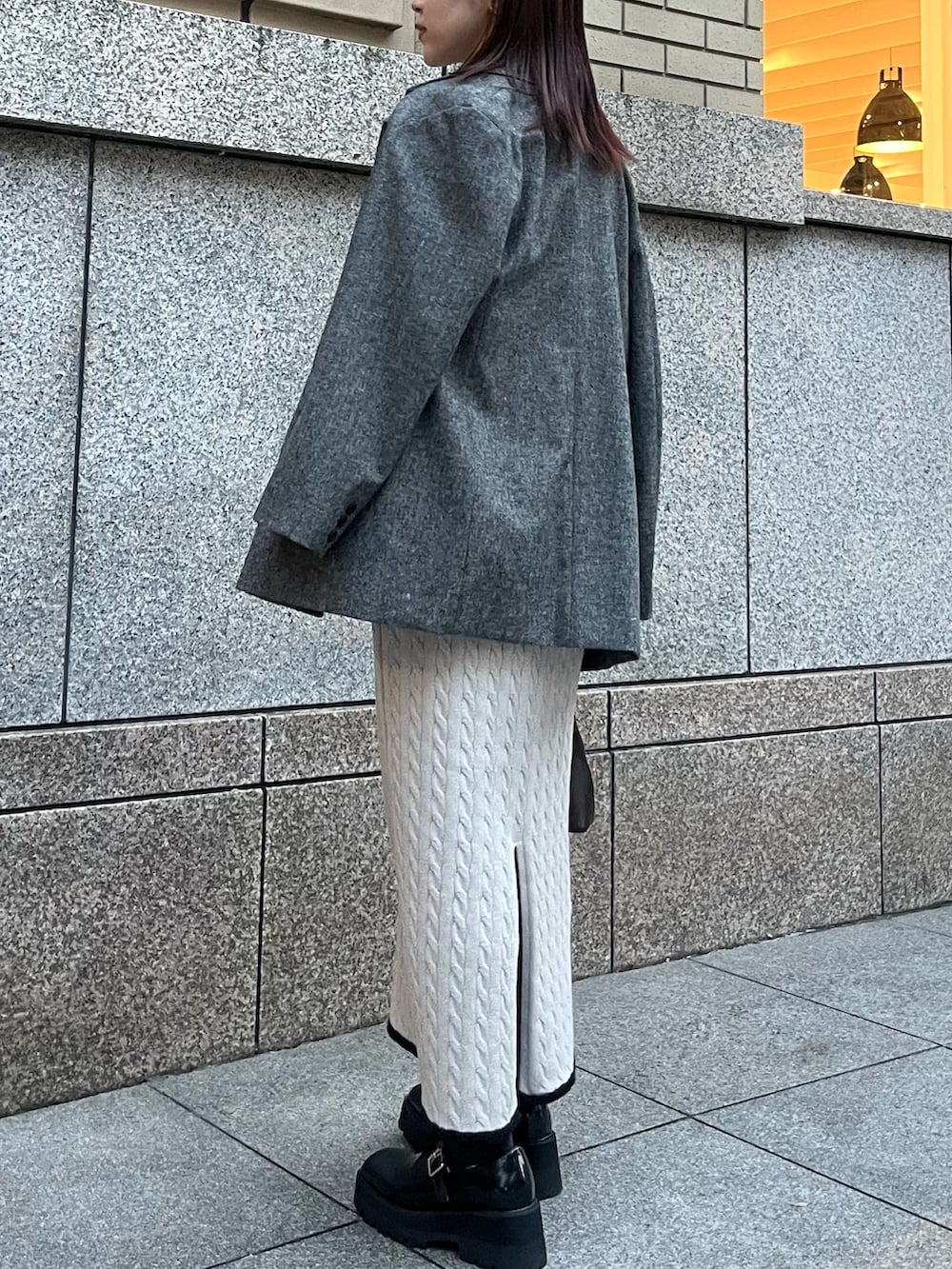 ブラウン系のボストンバッグ、ブラック系のローファー、ベージュ系のワンピースを着用したレディースの秋コーディネートの3枚目の写真