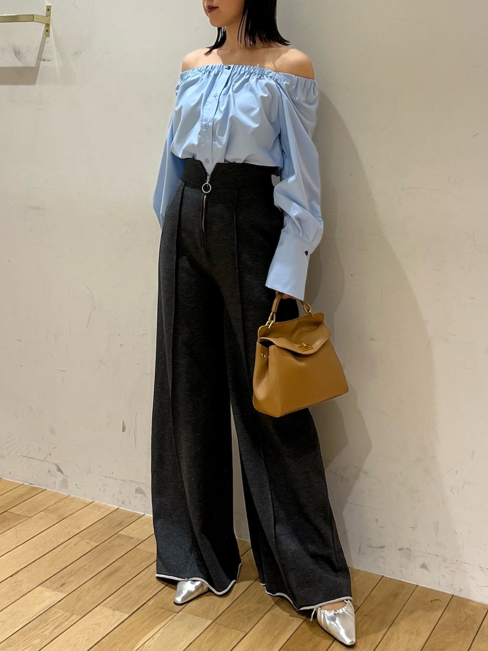 グレー系のスウェットパンツ、ブルー系のシャツ/ブラウス、ブラウン系のハンドバッグを着用したレディースの春コーディネートの4枚目の写真