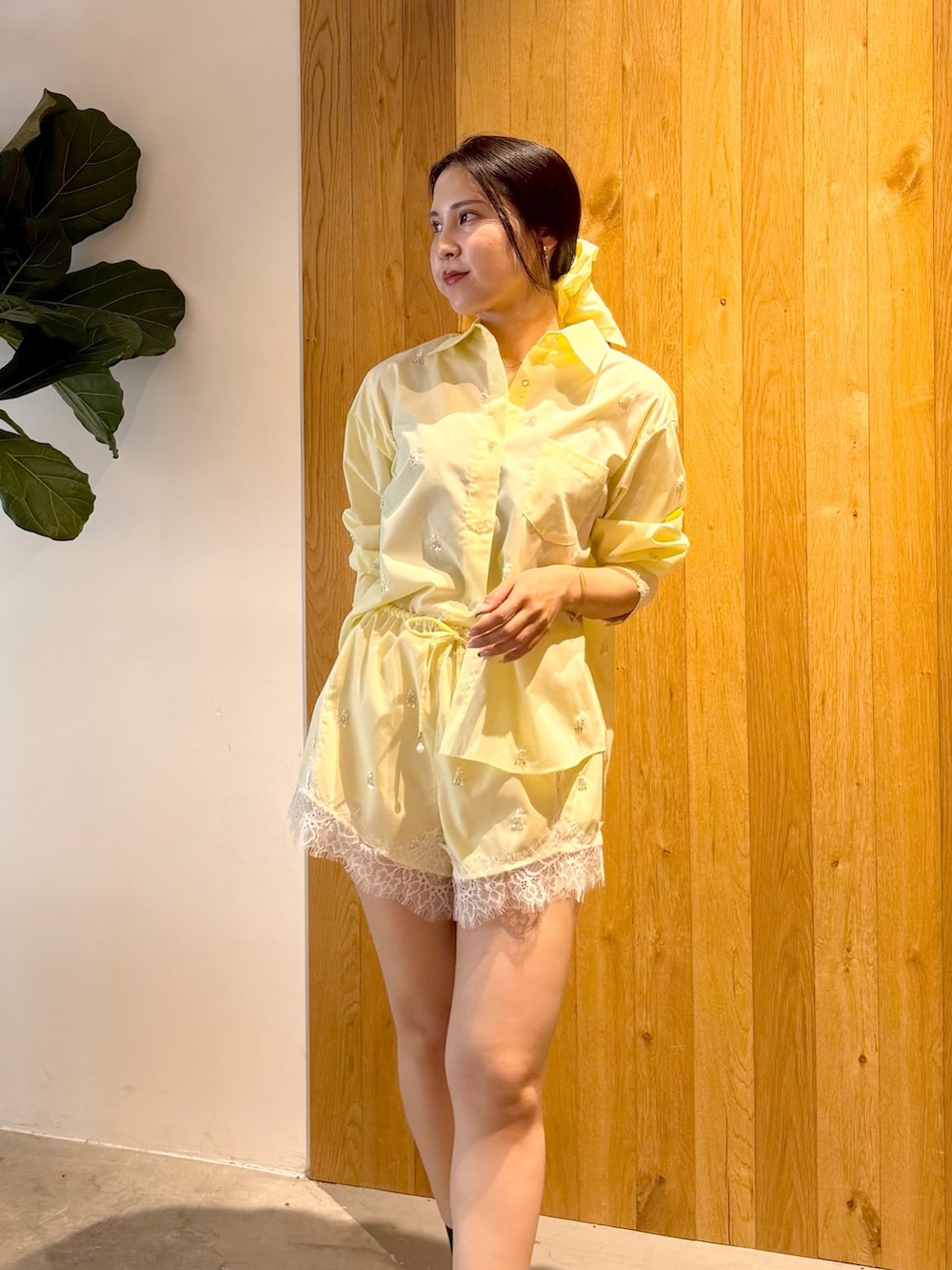 ブラック系のブーツ、イエロー系のその他パンツ、イエロー系のシャツ/ブラウスを着用したレディースの秋コーディネートの4枚目の写真