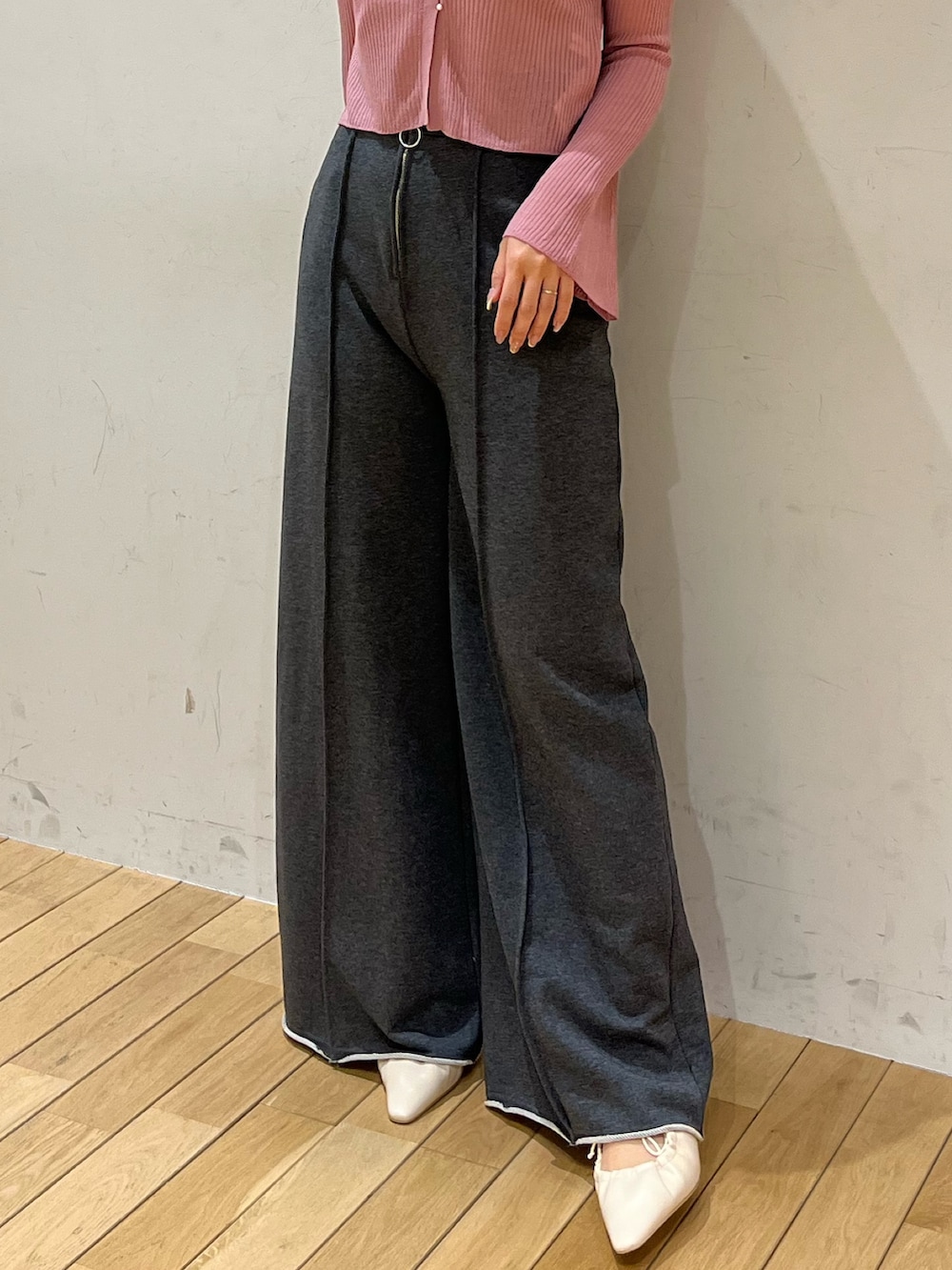 グレー系のスウェットパンツ、ホワイト系のサンダル、ピンク系のカーディガン/ボレロを着用したレディースの春コーディネートの6枚目の写真