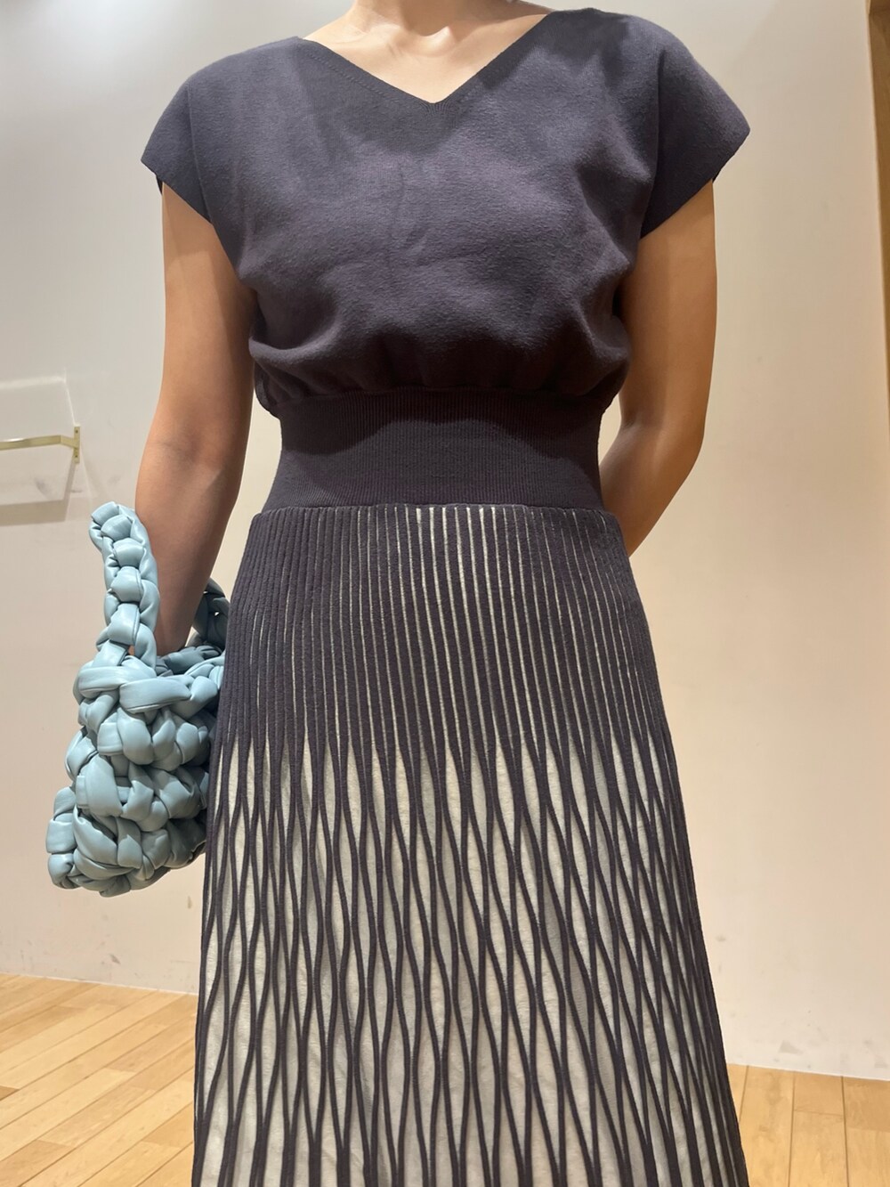 ブラック系のサンダル、グレー系のワンピース、ブルー系のハンドバッグを着用したレディースの夏コーディネートの5枚目の写真