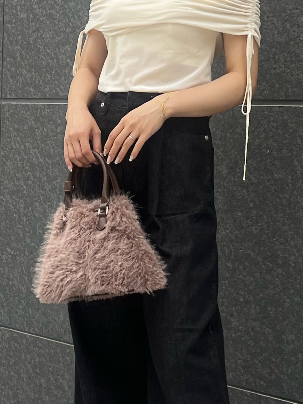 ホワイト系のTシャツ/カットソー、ブラック系のデニムパンツ、ベージュ系のパンプスを着用したレディースの夏コーディネートの5枚目の写真