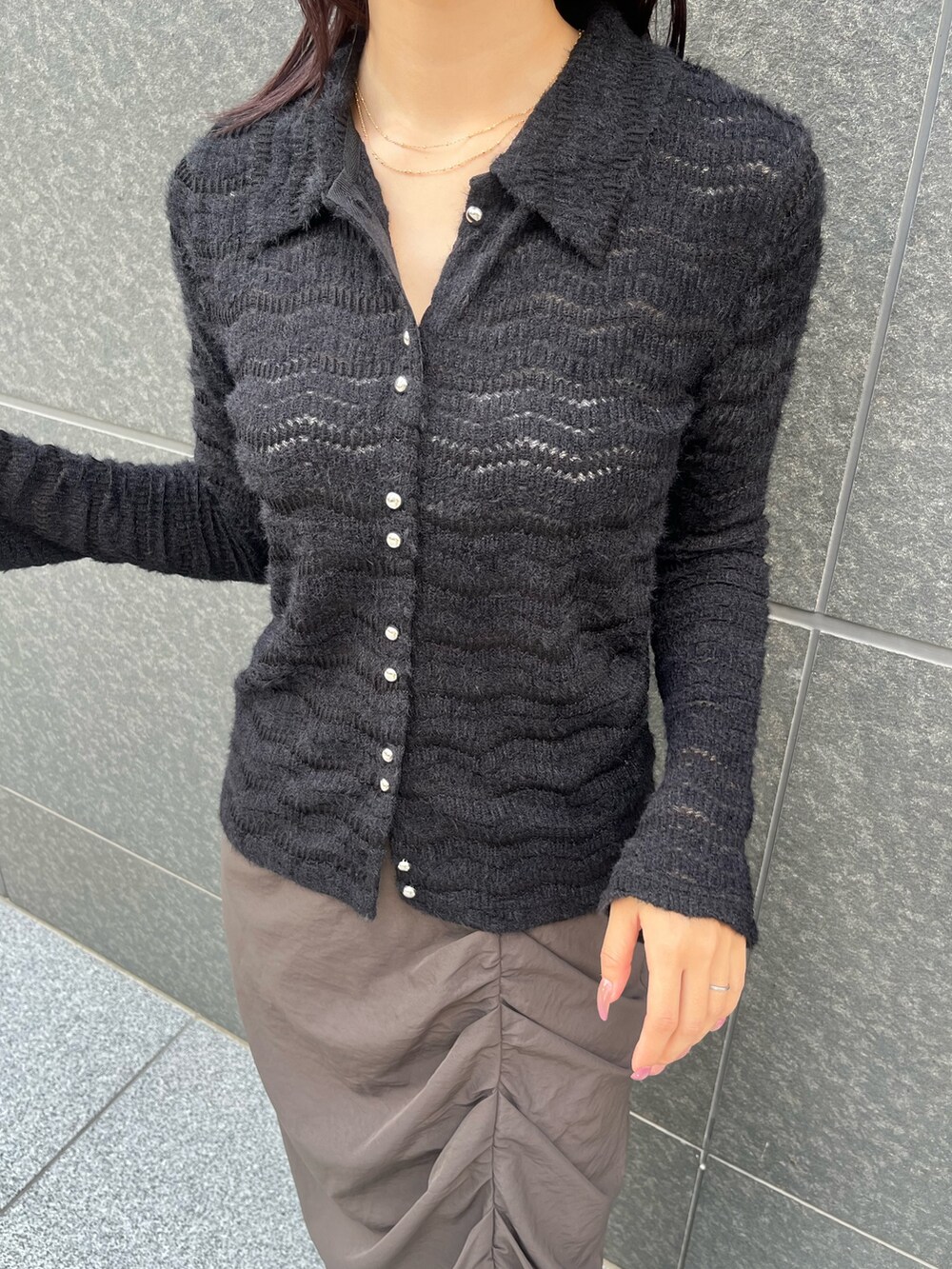 ブラック系のTシャツ/カットソー、ブラウン系のスカートを着用したレディースの秋コーディネートの6枚目の写真