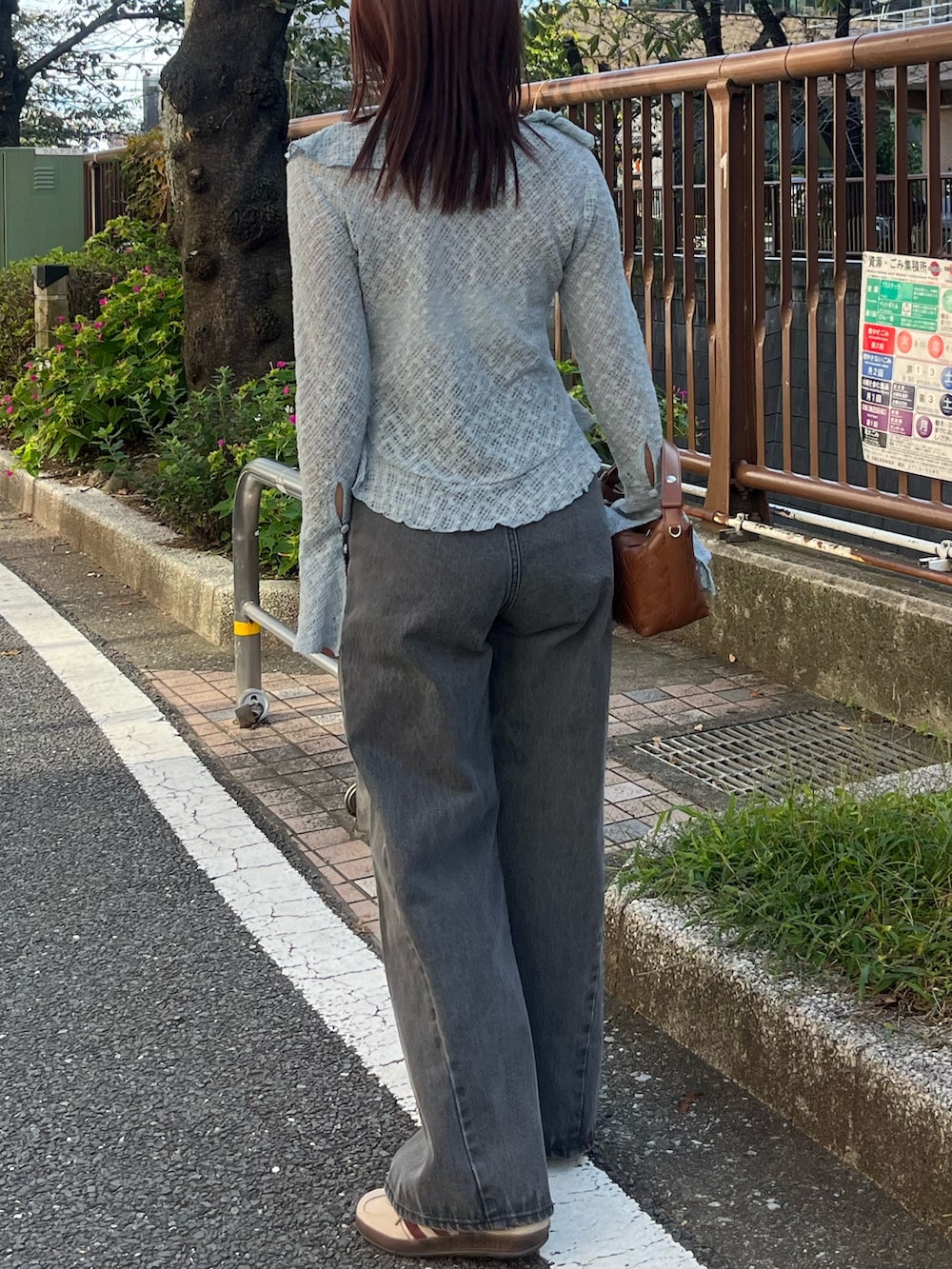 ベージュ系のスニーカー、ブルー系のシャツ/ブラウス、ブラック系のデニムパンツを着用したレディースの冬コーディネートの4枚目の写真