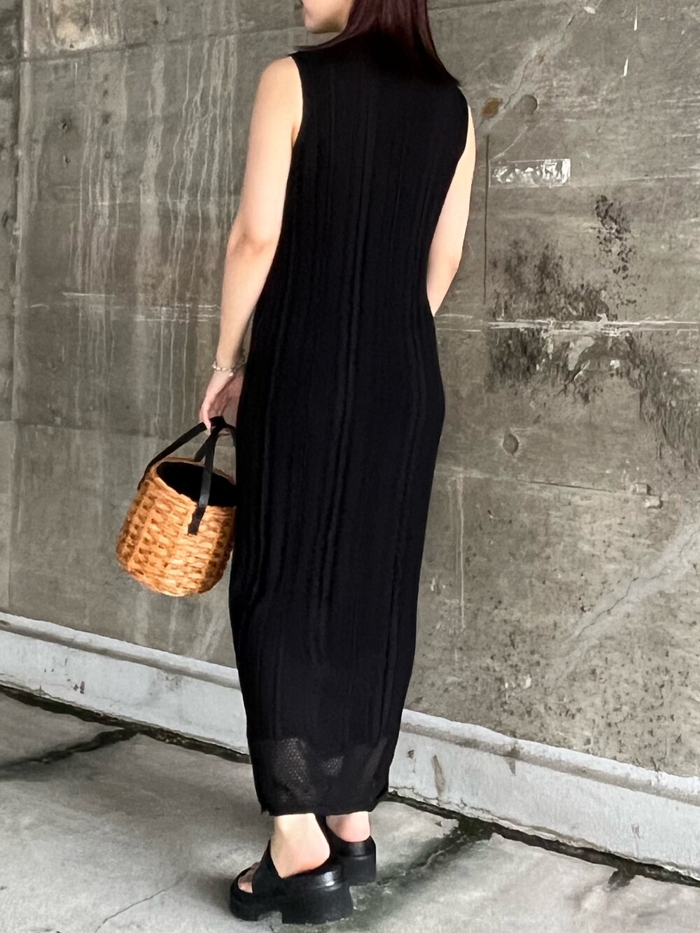 ブラック系のワンピース、ブラウン系のハンドバッグ、ブラウン系のシャツ/ブラウスを着用したレディースの夏コーディネートの6枚目の写真