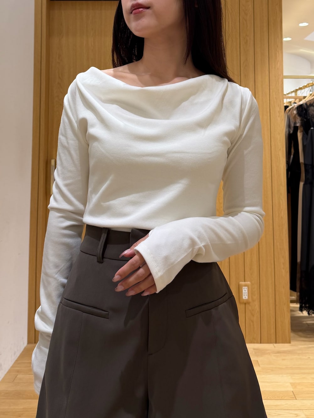 ブラウン系のその他パンツ、ブラウン系のハンドバッグ、ホワイト系のニット/セーターを着用したレディースの秋コーディネートの4枚目の写真