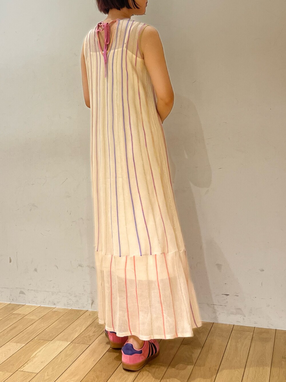 ホワイト系のワンピースを着用したレディースの夏コーディネートの3枚目の写真