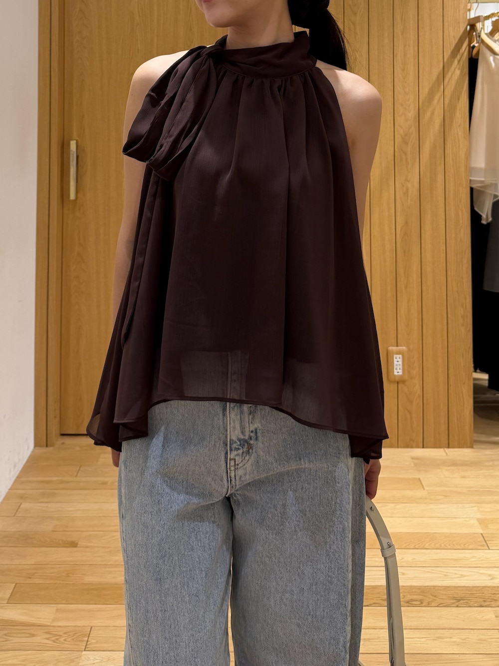 ブルー系のデニムパンツ、ブラウン系のシャツ/ブラウス、ブラウン系のサンダルを着用したレディースの夏コーディネートの4枚目の写真