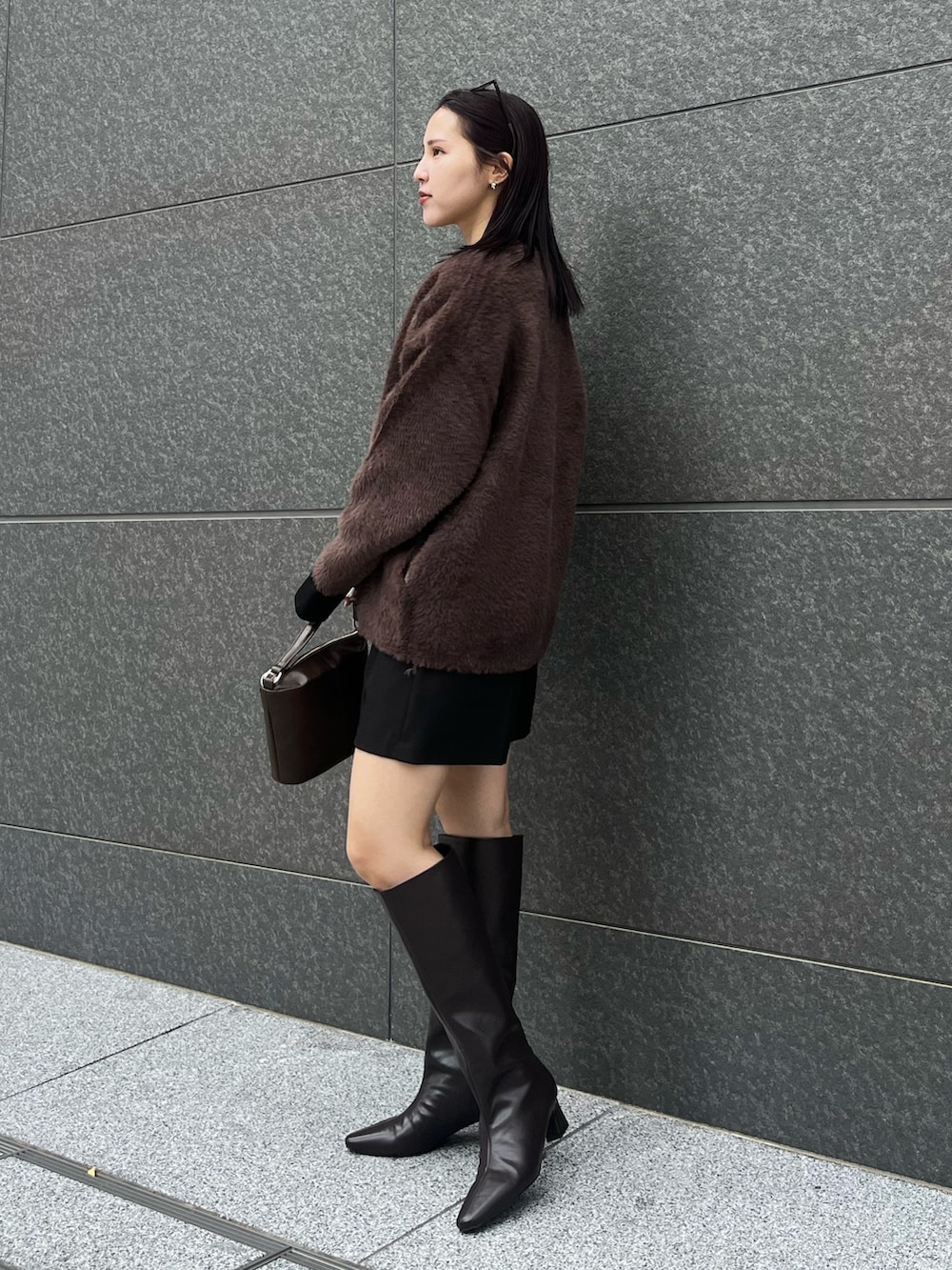 ブラック系のその他パンツ、ブラウン系のカーディガン/ボレロ、ブラック系のニット/セーターを着用したレディースの秋コーディネートの2枚目の写真