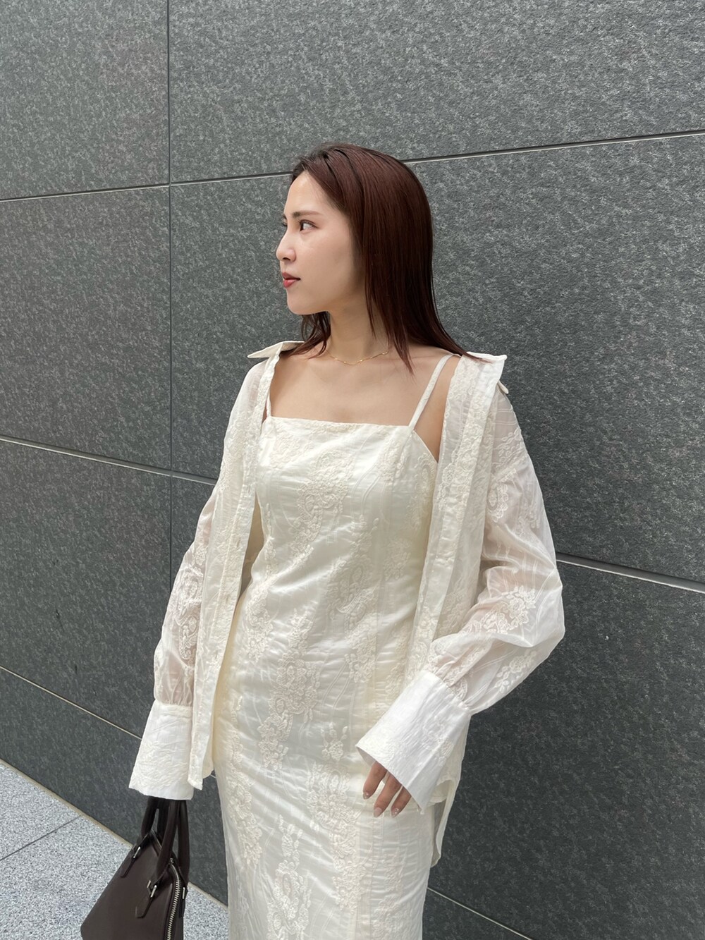 ホワイト系のワンピース、ホワイト系のシャツ/ブラウス、ブラウン系のボストンバッグを着用したレディースの夏コーディネートの4枚目の写真