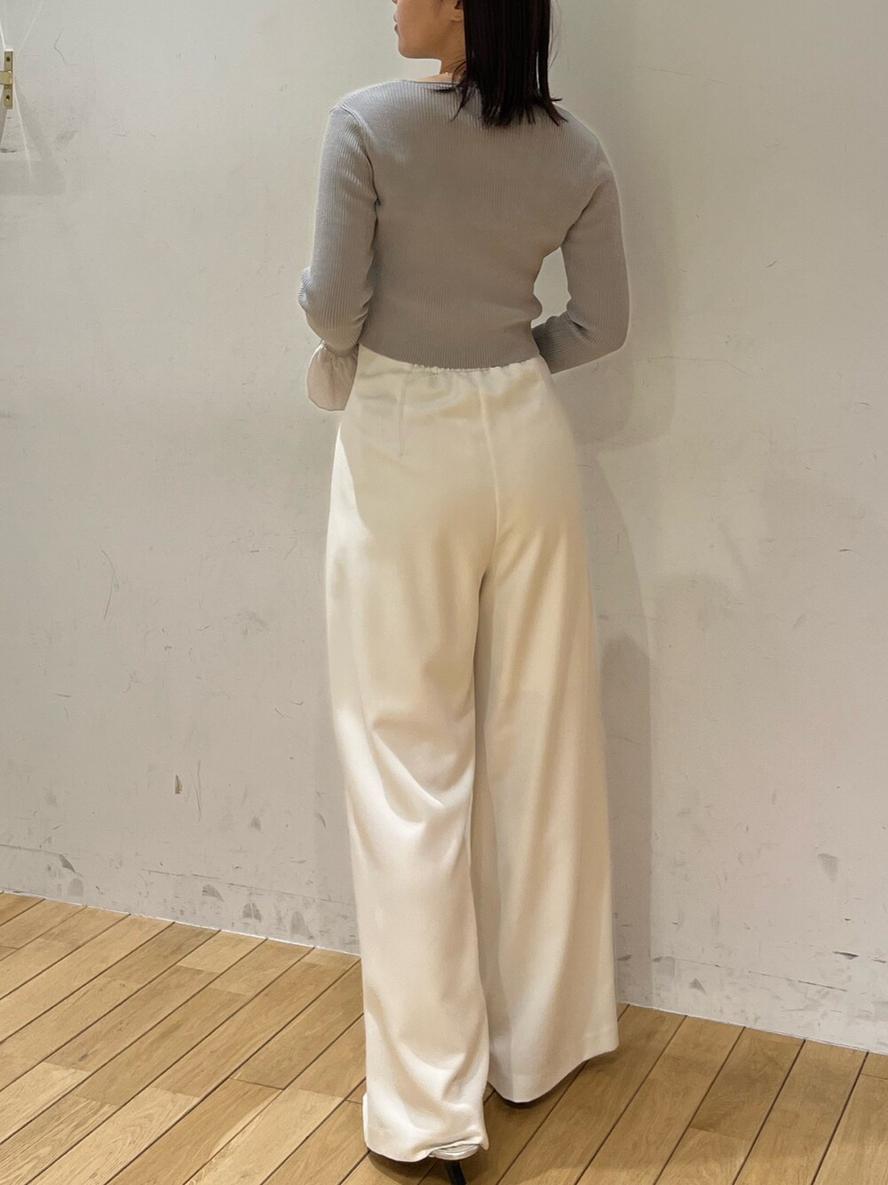 ホワイト系のその他パンツ、シルバー系のサンダル、グレー系のアンサンブルを着用したレディースの春コーディネートの3枚目の写真