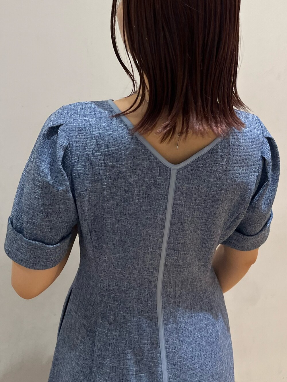 ブルー系のワンピース、シルバー系のサンダル、シルバー系のネックレスを着用したレディースの春コーディネートの6枚目の写真