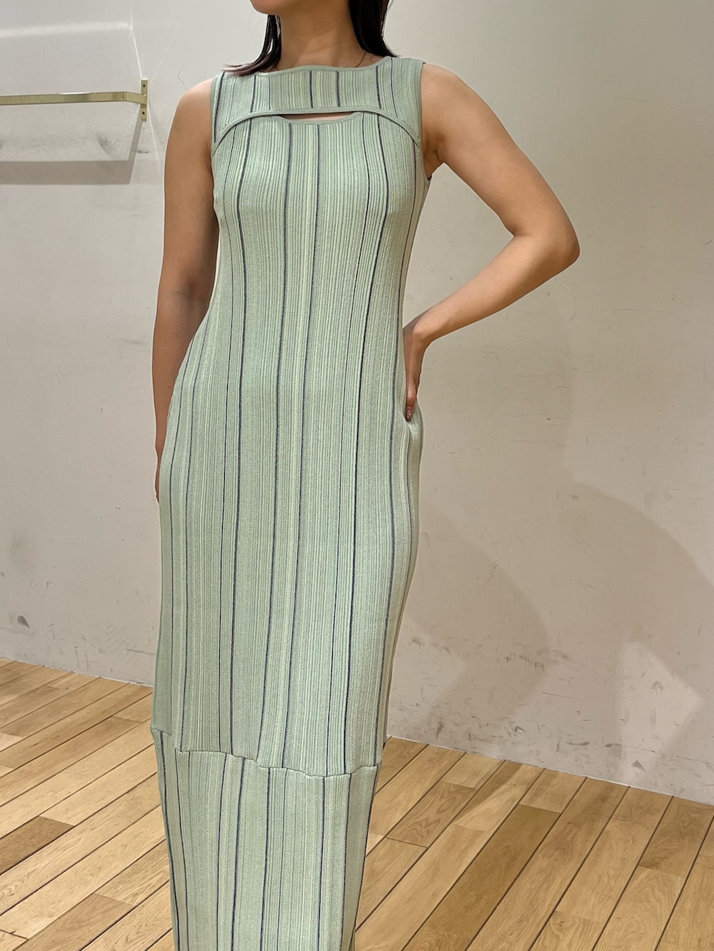 ホワイト系のサンダル、ホワイト系のテーラードジャケット、グリーン系のワンピースを着用したレディースの春コーディネートの4枚目の写真