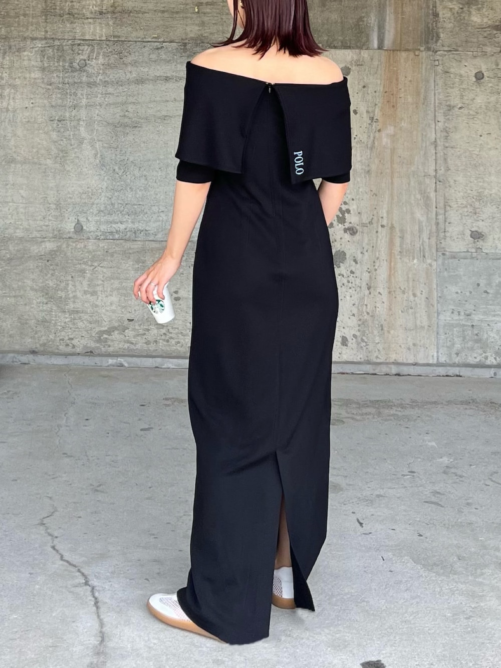 ブラック系のワンピース、ホワイト系のスニーカーを着用したレディースの春コーディネートの3枚目の写真