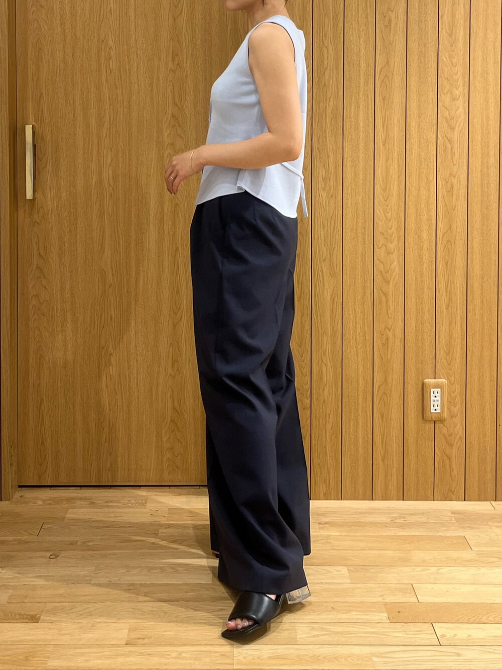 ブラック系のサンダル、ブルー系のその他パンツ、ブルー系のニット/セーターを着用したレディースの夏コーディネートの2枚目の写真
