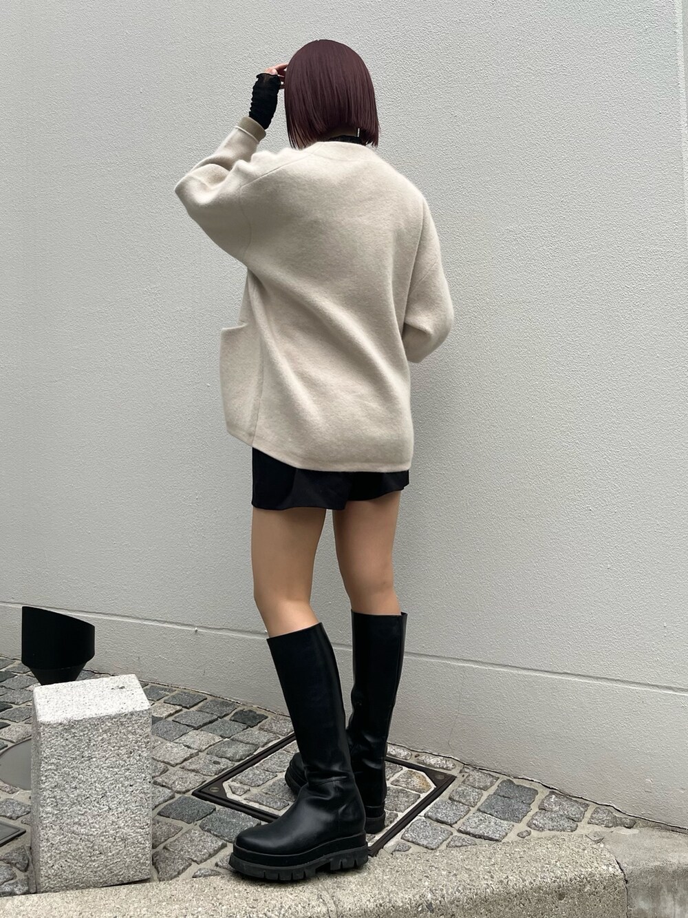 ブラック系のTシャツ/カットソー、ピンク系のカーディガン/ボレロを着用したレディースの秋コーディネートの3枚目の写真