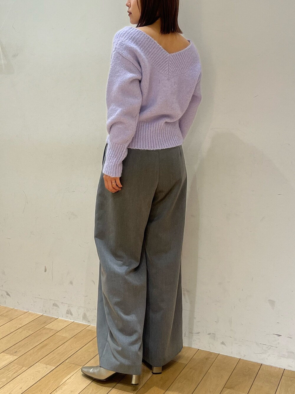 パープル系のニット/セーター、グレー系のその他パンツ、シルバー系のブーツを着用したレディースの冬コーディネートの3枚目の写真