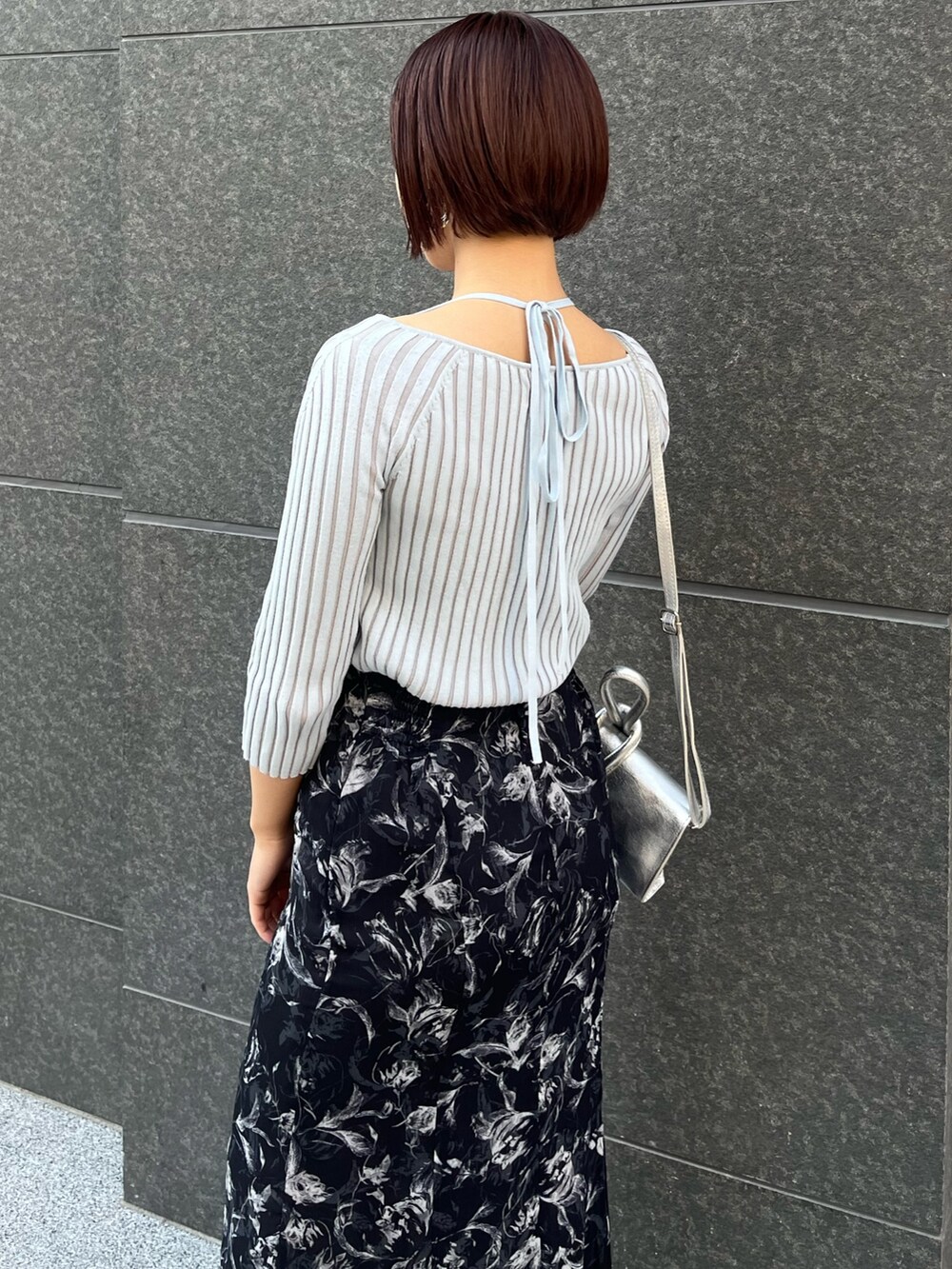 ブラック系のスカート、シルバー系のパンプス、ブルー系のニット/セーターを着用したレディースの春コーディネートの5枚目の写真