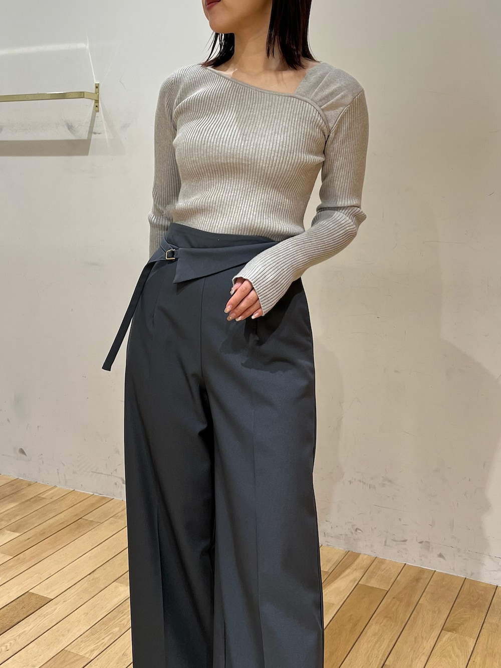 グレー系のその他パンツ、グレー系のニット/セーターを着用したレディースの春コーディネートの4枚目の写真