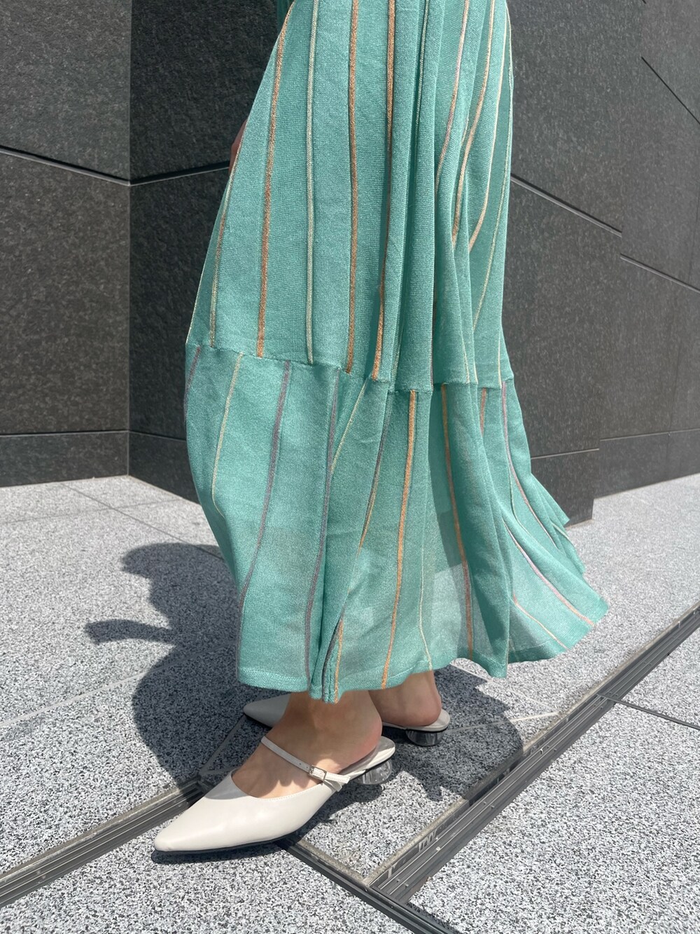 グリーン系のワンピース、ホワイト系のベルトを着用したレディースの春コーディネートの7枚目の写真