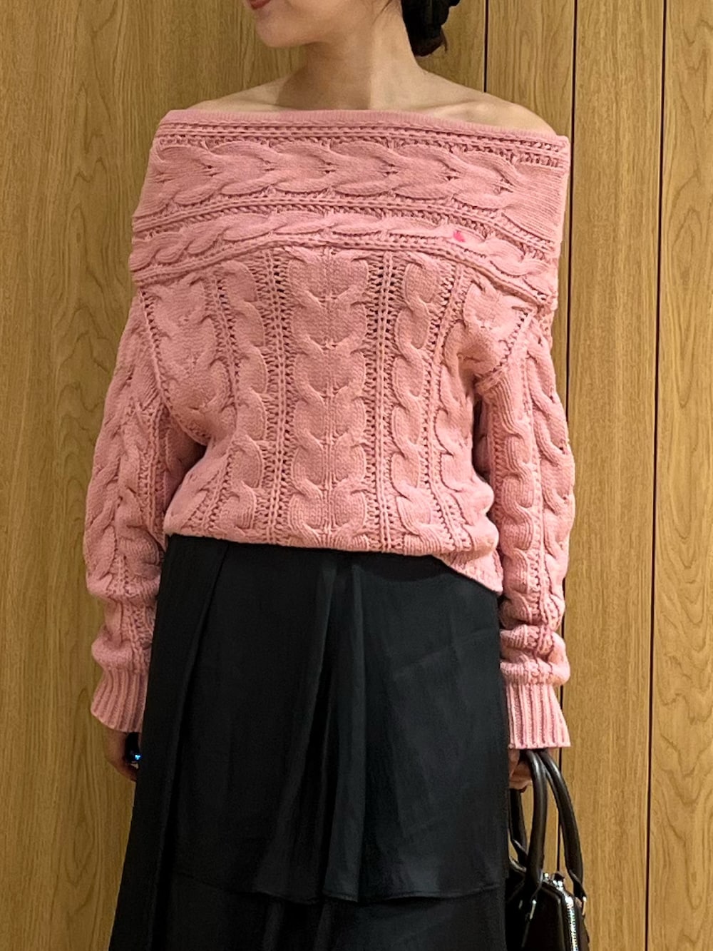 ブラウン系のパンプス、ブラック系のスカート、ピンク系のニット/セーターを着用したレディースの秋コーディネートの4枚目の写真