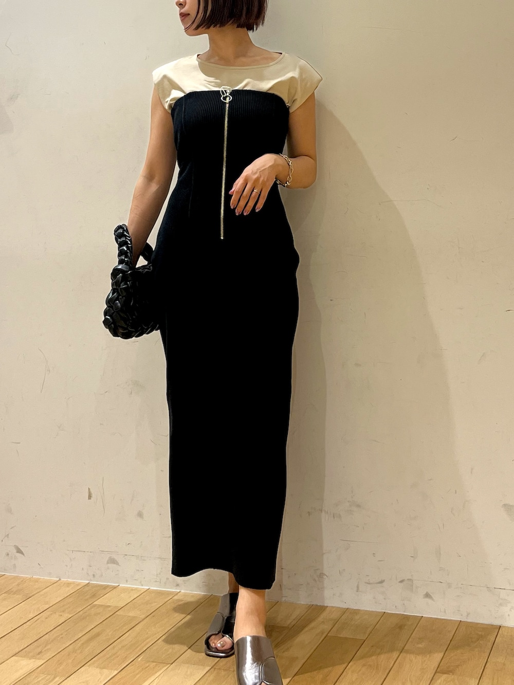 ブラック系のワンピース、ベージュ系のTシャツ/カットソー、その他のサンダルを着用したレディースの夏コーディネートの4枚目の写真