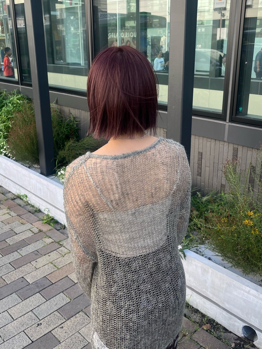 ブラック系のショルダーバッグ、グレー系のニット/セーター、ブラウン系のスカートを着用したレディースの秋コーディネートの6枚目の写真