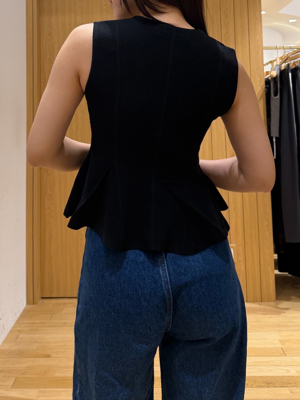ブルー系のデニムパンツ、ブラック系のニット/セーターを着用したレディースの夏コーディネートの5枚目の写真
