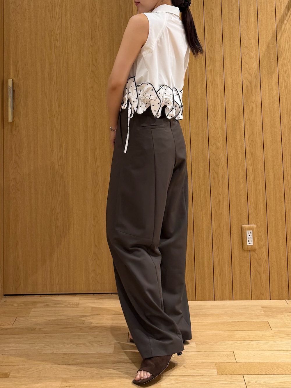 ブラウン系のその他パンツ、ホワイト系のシャツ/ブラウス、ブラウン系のサンダルを着用したレディースの夏コーディネートの2枚目の写真