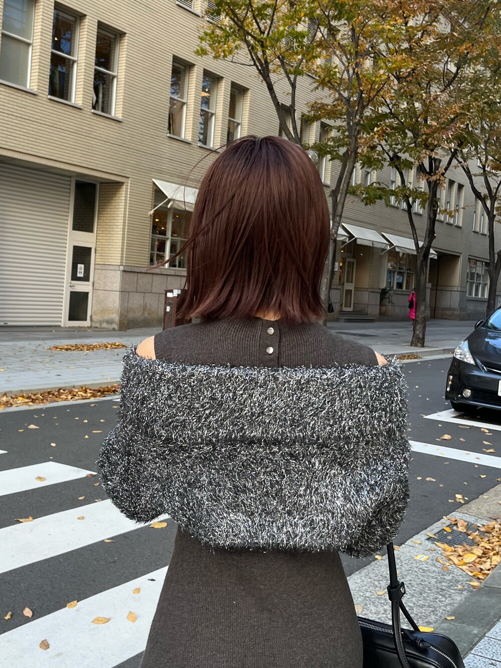 グレー系のワンピース、ブラック系のブーツを着用したレディースの冬コーディネートの4枚目の写真