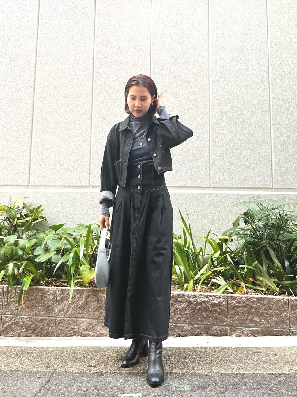 ブルー系のTシャツ/カットソー、ブラック系のデニムジャケット、ブルー系のハンドバッグを着用したレディースの夏コーディネートの2枚目の写真