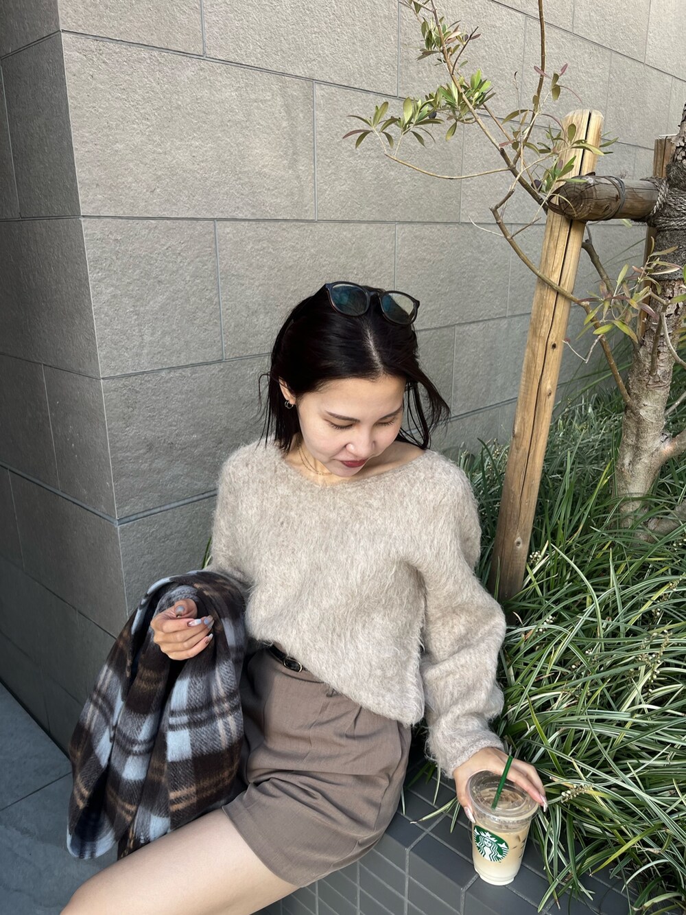 ブラウン系のその他パンツ、ブラウン系のハンドバッグ、ブラック系のブーツを着用したレディースの秋コーディネートの9枚目の写真