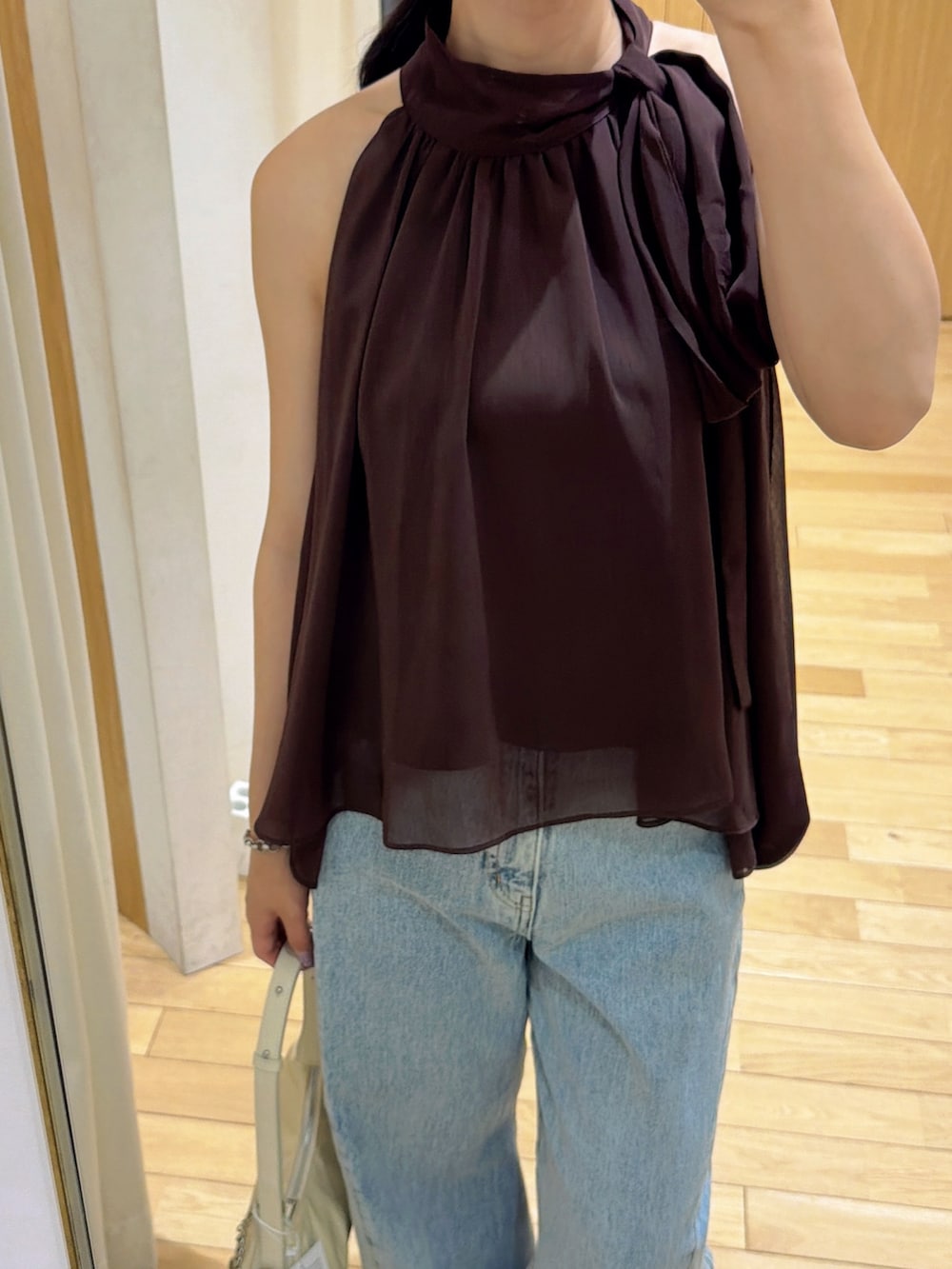 ブルー系のデニムパンツ、ブラウン系のシャツ/ブラウス、ブラウン系のサンダルを着用したレディースの夏コーディネートの7枚目の写真