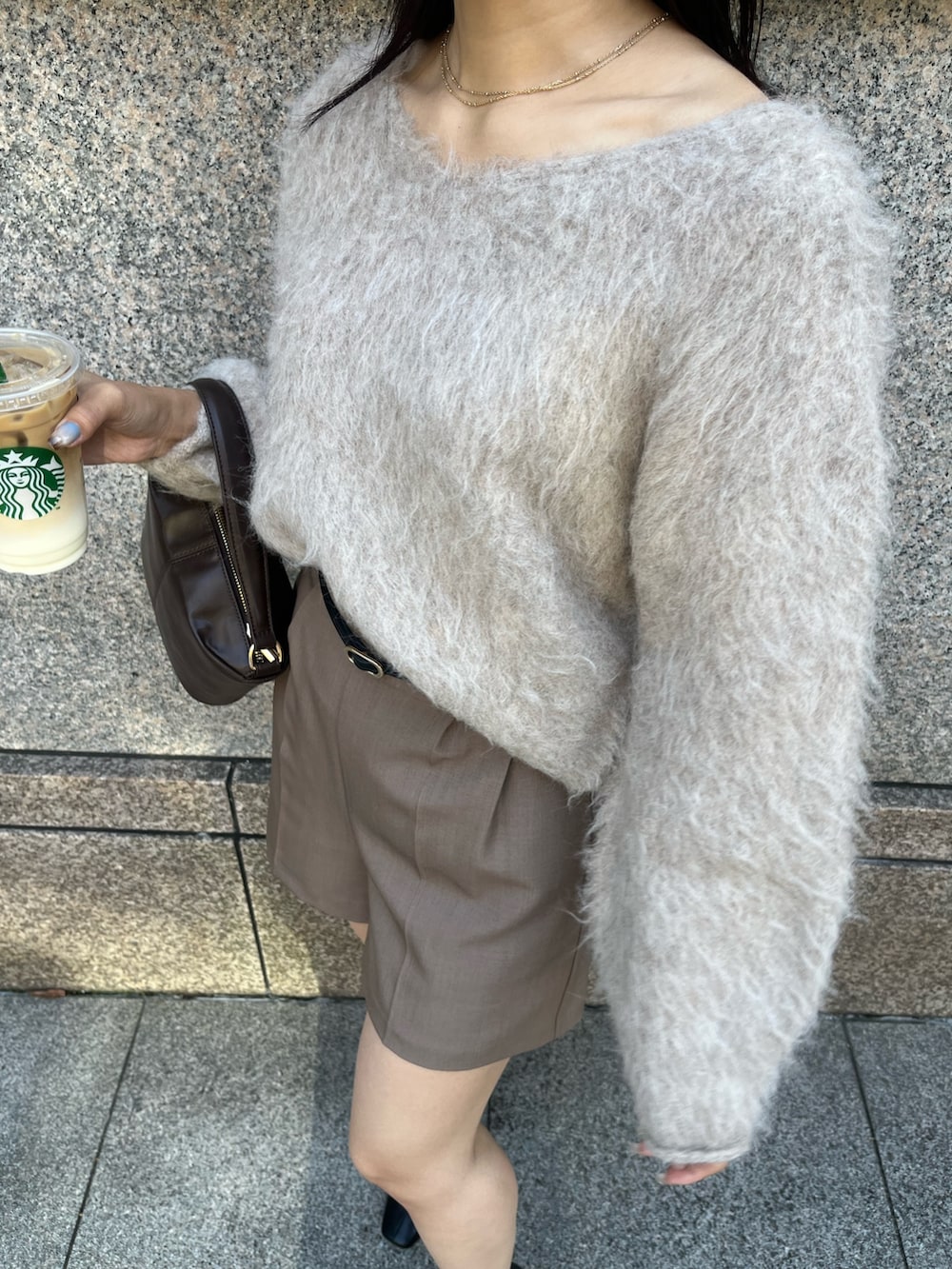 ブラウン系のその他パンツ、ブラウン系のハンドバッグ、ブラック系のブーツを着用したレディースの秋コーディネートの8枚目の写真