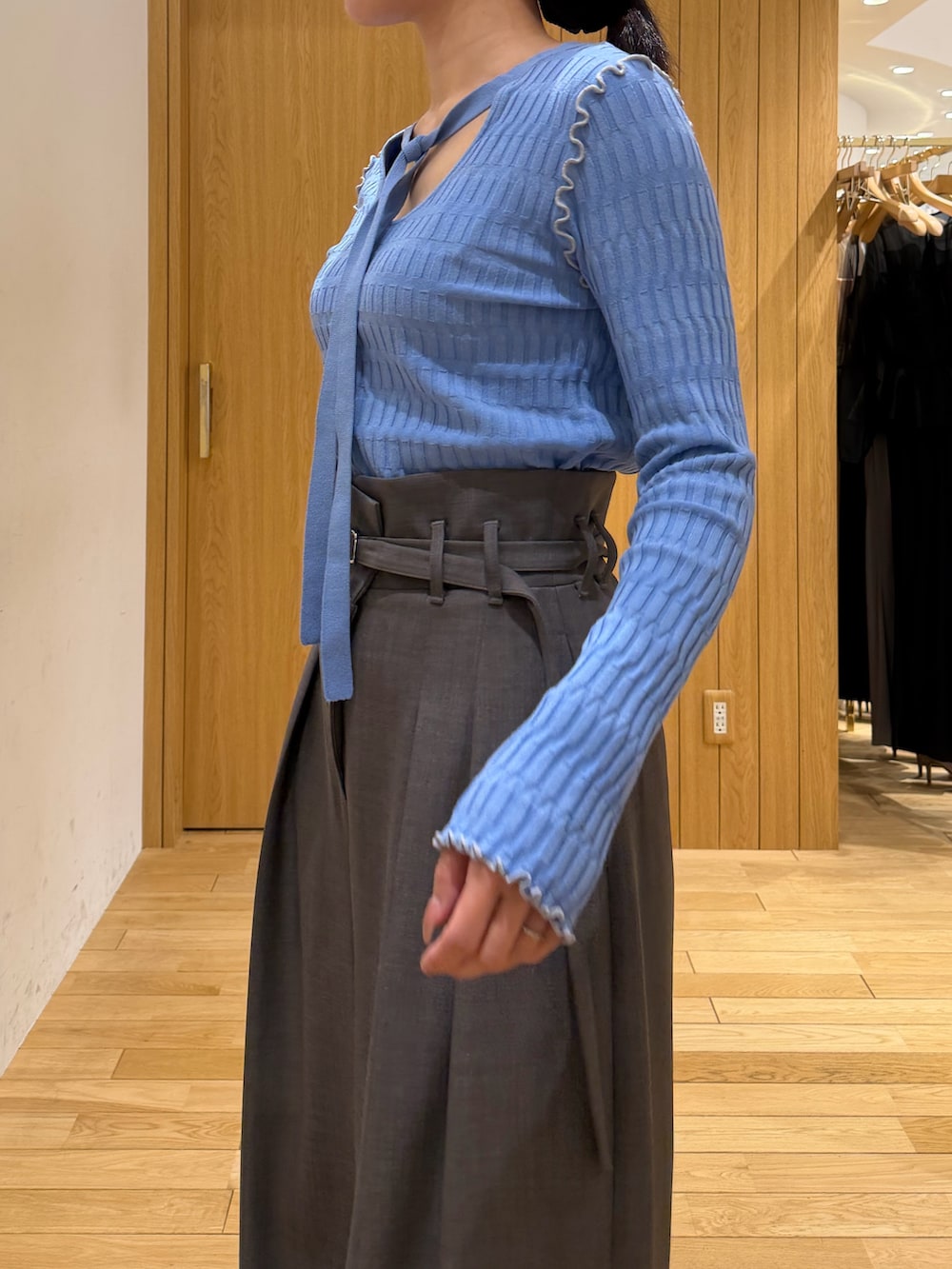 グレー系のその他パンツ、ブルー系のニット/セーター、ブラック系のサンダルを着用したレディースの春コーディネートの5枚目の写真