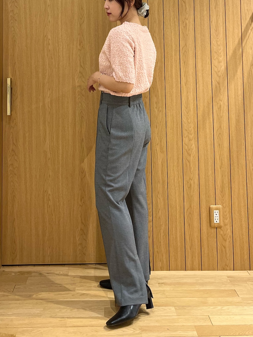 ピンク系のニット/セーター、ブラック系のブーツ、グレー系のその他パンツを着用したレディースの秋コーディネートの2枚目の写真