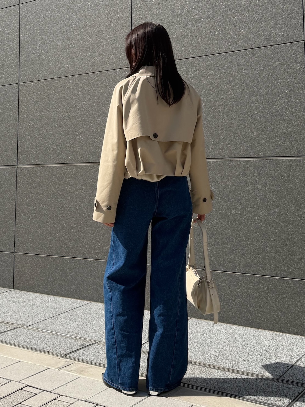 グリーン系のシャツ/ブラウス、ベージュ系のブルゾン、ブルー系のデニムパンツを着用したレディースの春コーディネートの3枚目の写真