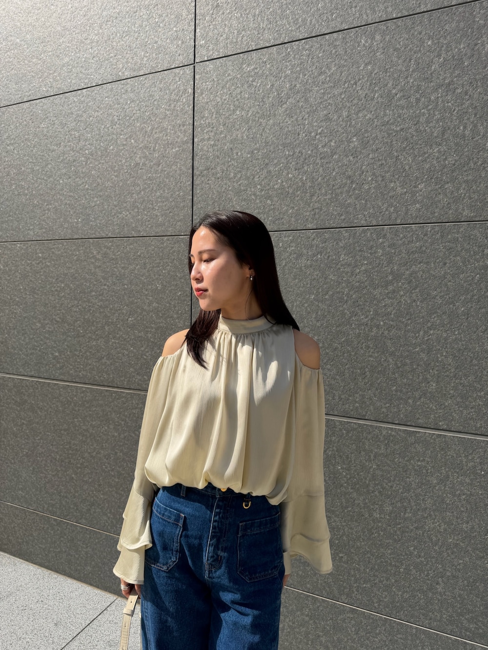 ブルー系のデニムパンツ、グリーン系のシャツ/ブラウス、ブラック系のパンプスを着用したレディースの春コーディネートの5枚目の写真