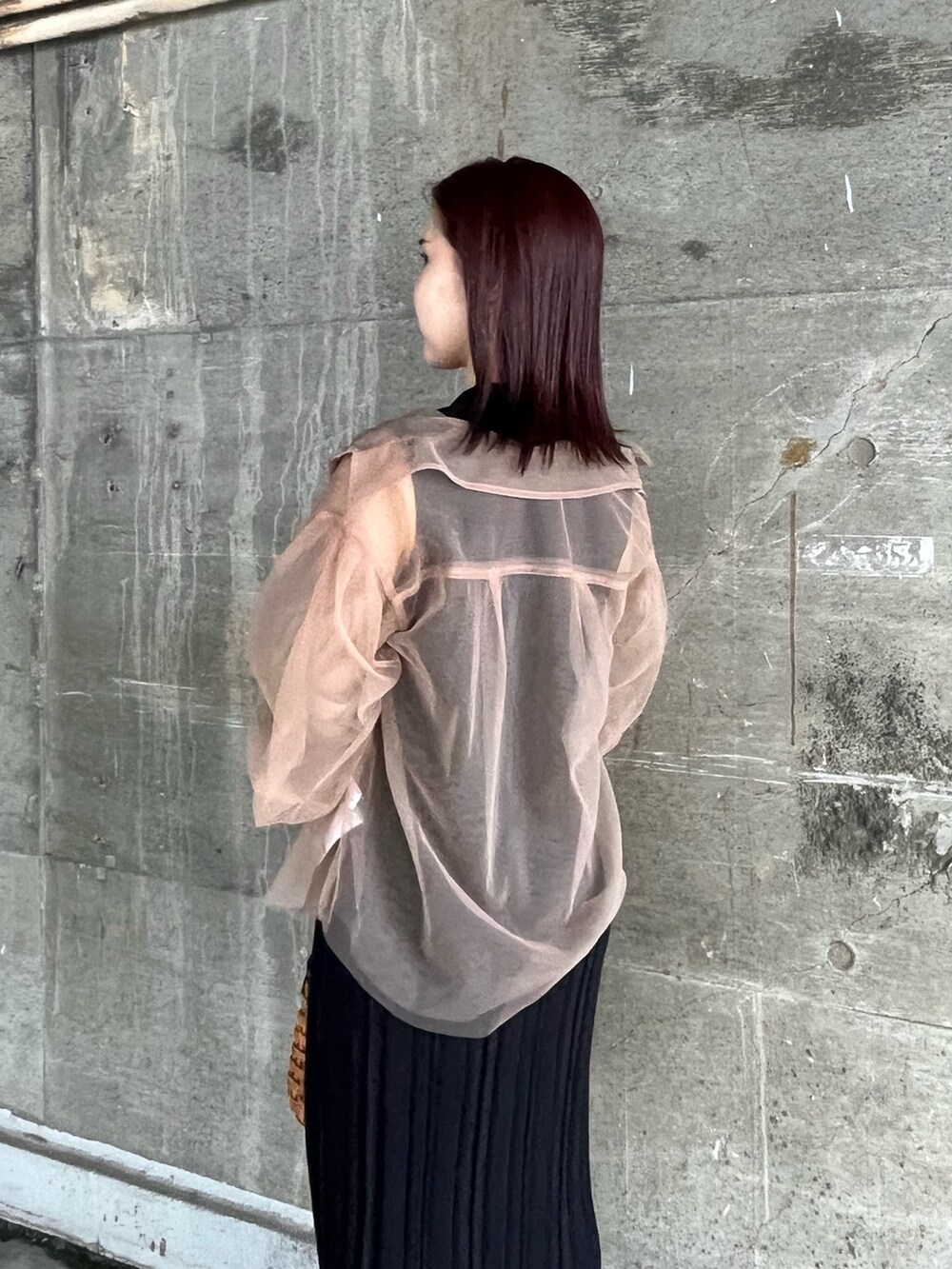 ブラック系のワンピース、ブラウン系のハンドバッグ、ブラウン系のシャツ/ブラウスを着用したレディースの夏コーディネートの8枚目の写真