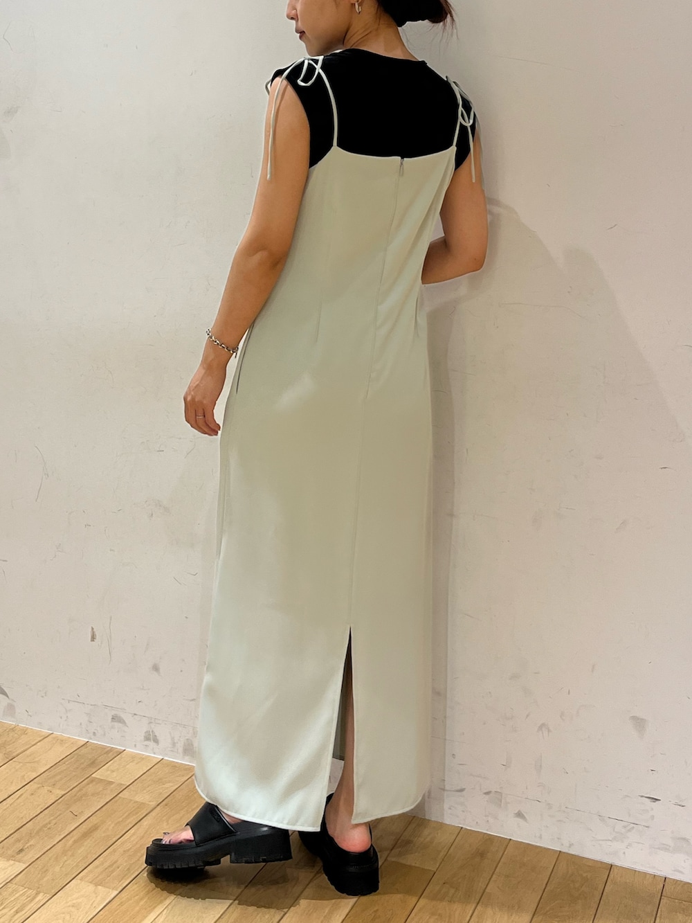 グリーン系のワンピース、ブラック系のTシャツ/カットソーを着用したレディースの夏コーディネートの3枚目の写真